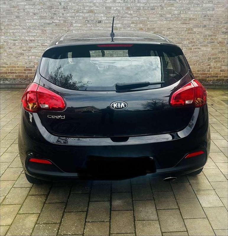 Używany Kia Ceed Attract 99 KM (72 kW) 2015 Czarny Hatchback