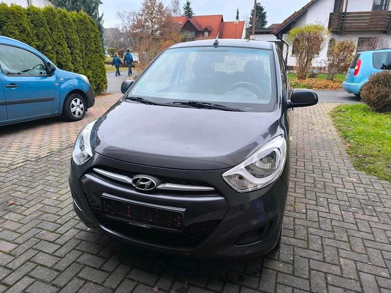 Grau Gebraucht 2012 Hyundai i10 Kleinwagen | 2.900 € (Fairer Preis) - Bild 1/4