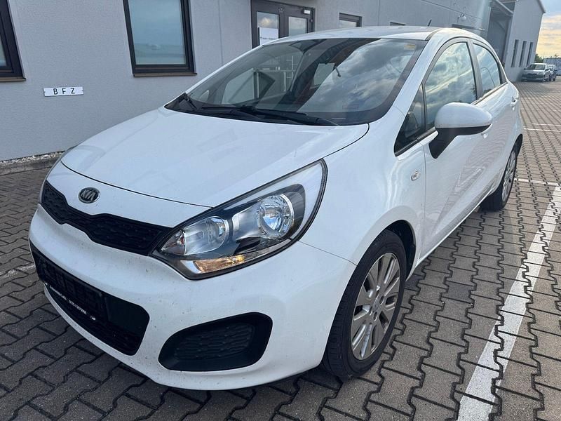 Weiß Gebraucht 2012 Kia Rio Edition 7 Kleinwagen | 1.600 € (Fairer Preis) - Bild 1/4