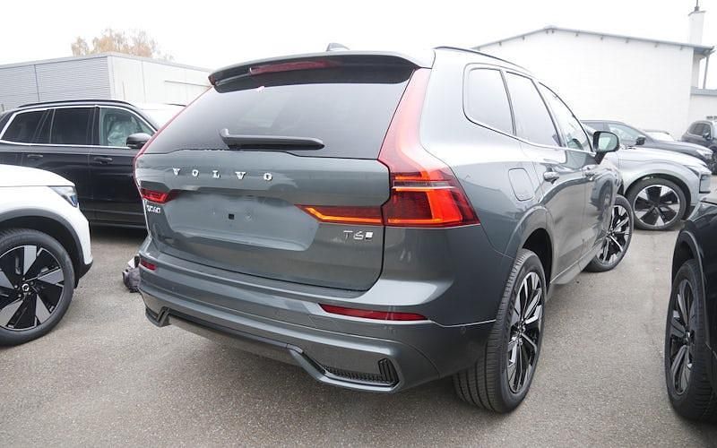 Neu Volvo XC60 Plus 350 PS (257 kW) 2025 Grün SUV
