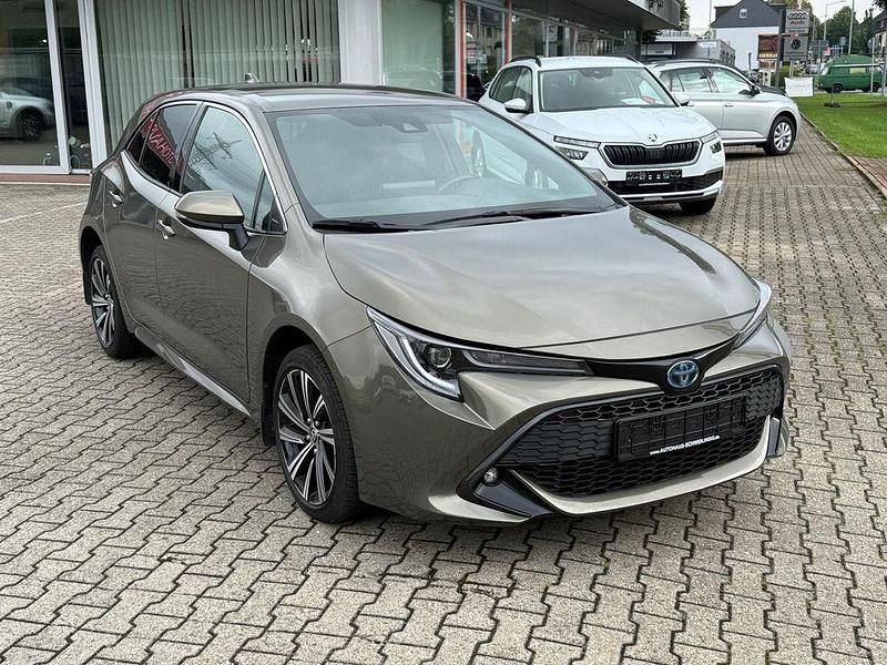Oxide bronze (metallic) Gebraucht 2022 Toyota Corolla Limousine | 19.990 € (Superpreis) - Bild 1/4
