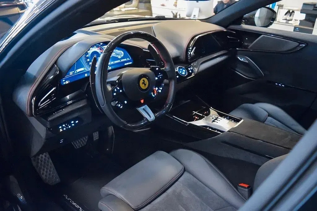 Second-hand Ferrari Purosangue 725 CP (533 kW) 2025 Negru SUV