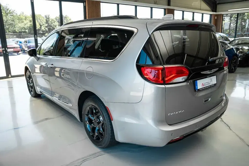 Gebraucht Chrysler Pacifica Touring 291 PS (214 kW) 2017 Grau Van / Kleinbus