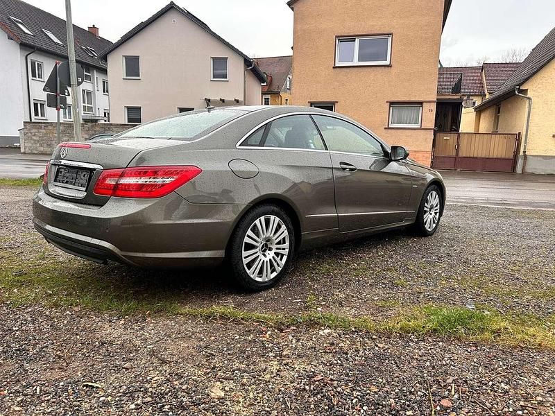Gebraucht Mercedes E250 Elegance 204 PS (150 kW) 2009 Grau Coupé