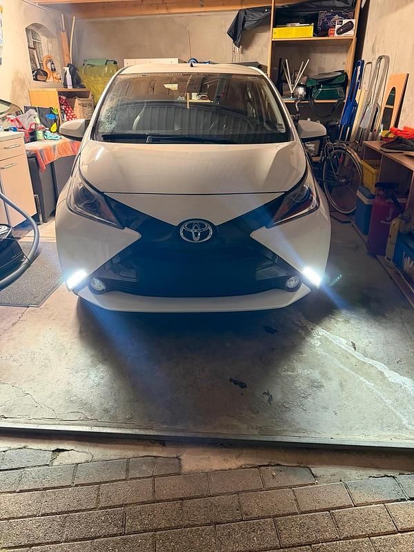 Gebraucht Toyota Aygo 69 PS (50 kW) 2016 Weiß Kleinwagen