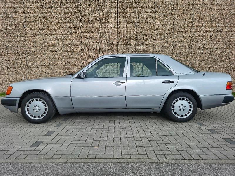 Gebraucht Mercedes E200 118 PS (86 kW) 1992 Silber Limousine