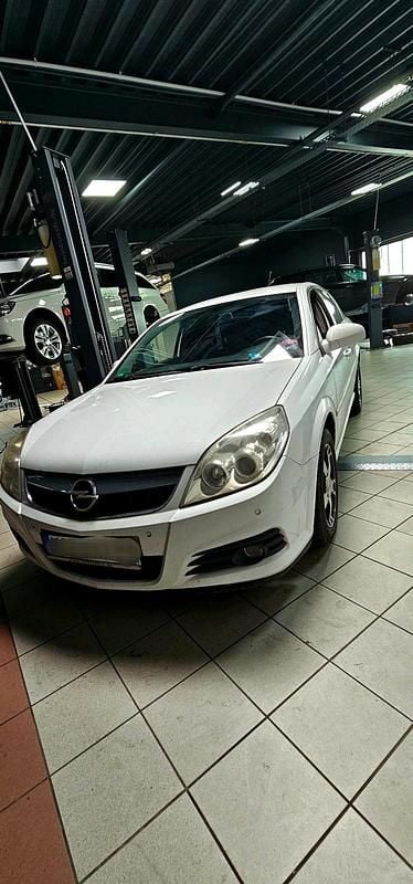 Weiß Gebraucht 2005 Opel Vectra Edition Limousine | 1.100 € (Guter Preis) - Bild 1/4