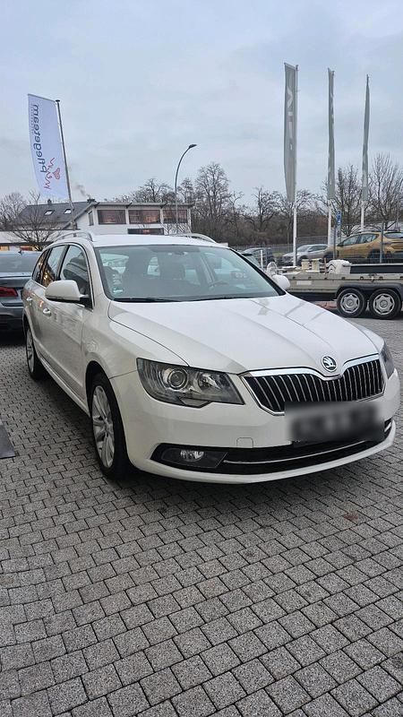 Weiß Gebraucht 2015 Skoda Superb Kombi | 6.000 € (Guter Preis) - Bild 1/4