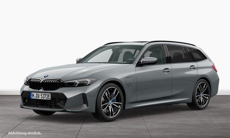 Grau Gebraucht 2022 BMW 330e M Sport Kombi | 37.990 € (Teuer) - Bild 1/3