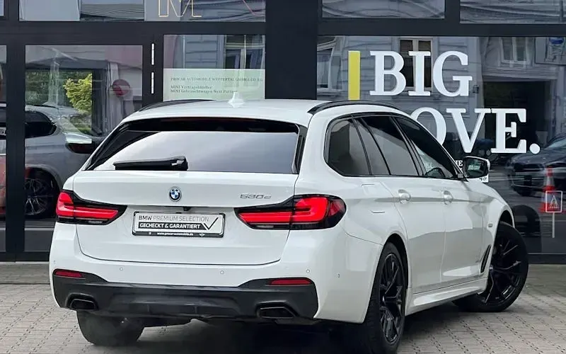 Gebraucht BMW 530e Shadowline 292 PS (214 kW) 2022 Weiß Kombi