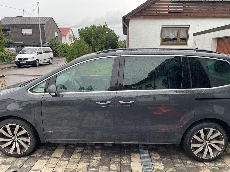 Grau Gebraucht 2015 VW Sharan Comfortline Van / Kleinbus | 16.990 € (Fairer Preis) - Bild 1/4