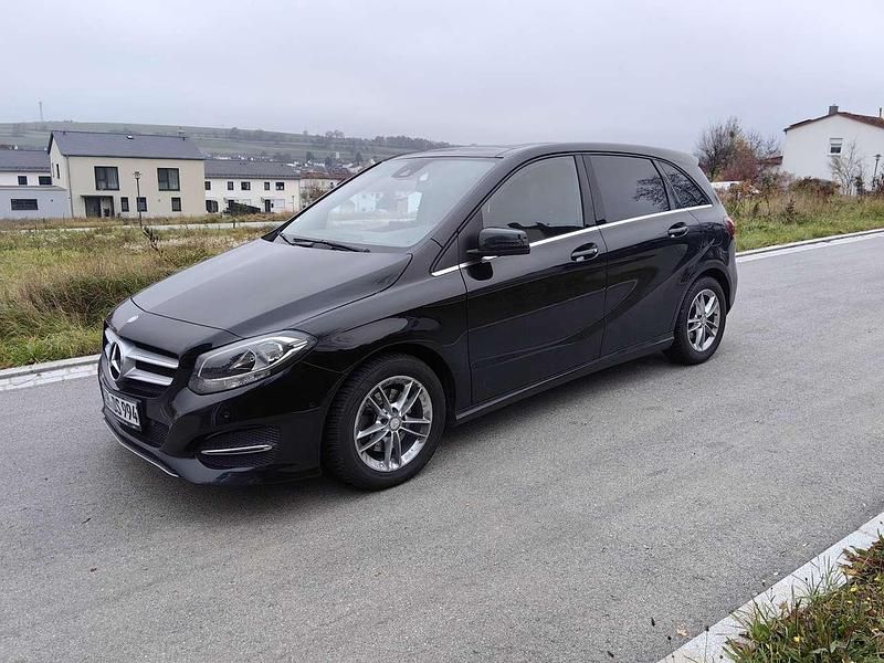 Schwarz Gebraucht 2016 Mercedes 200 Style Kombi | 12.200 € (Fairer Preis) - Bild 1/4