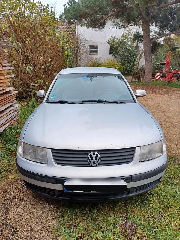 Grau Gebraucht 1998 VW Passat Limousine | 1.300 € (Fairer Preis) - Bild 1/4