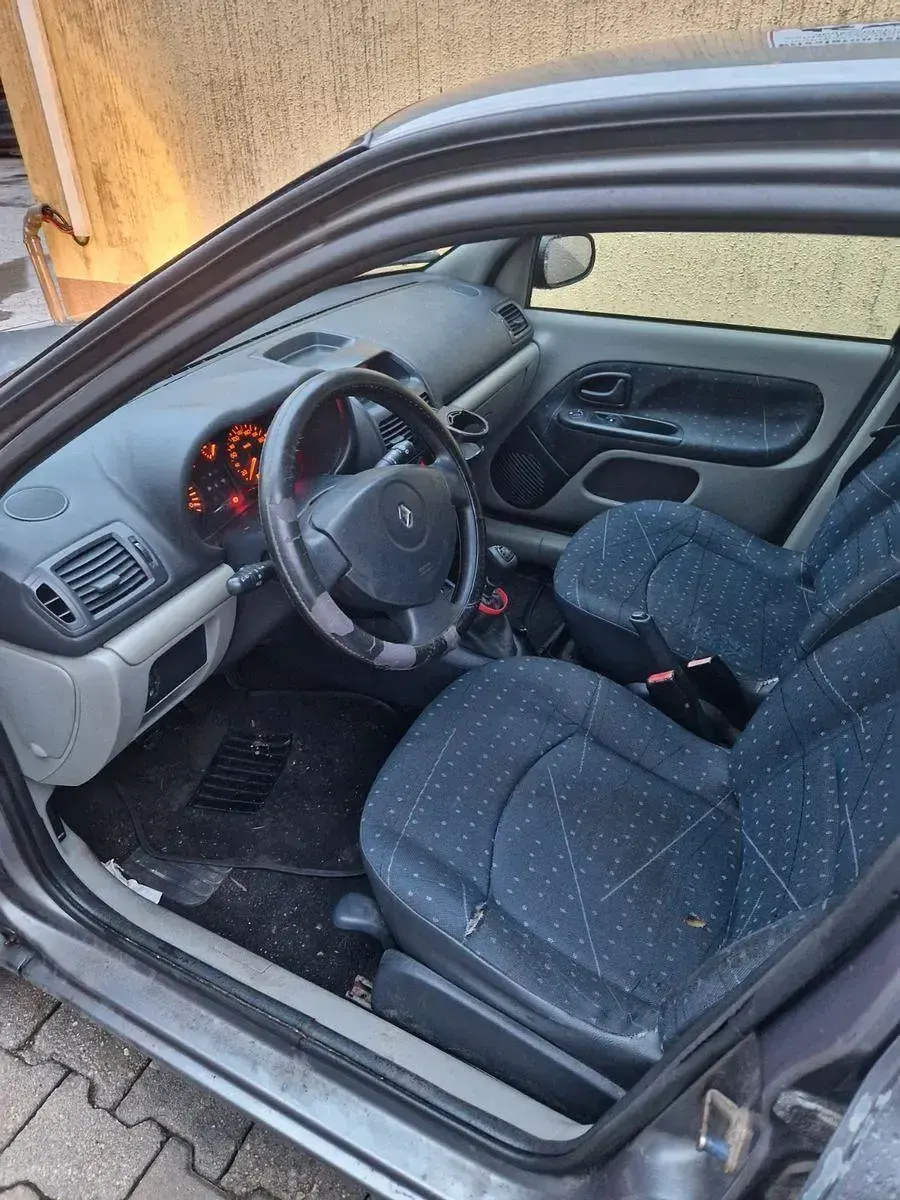Używany Renault Clio II Authentique 75 KM (55 kW) 2004 Szary Sedan/Limuzyna