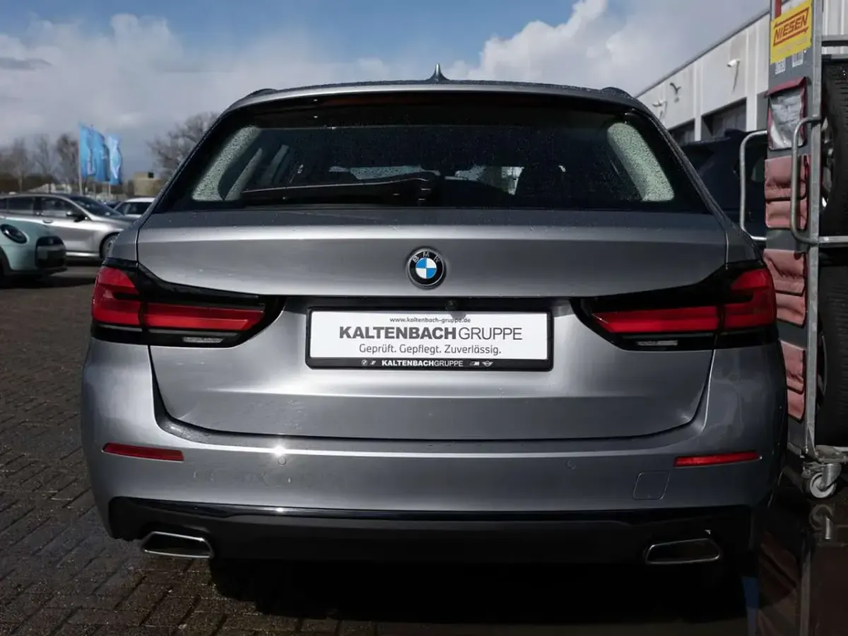 Używany BMW 520 190 KM (139 kW) 2023 Szary Kombi