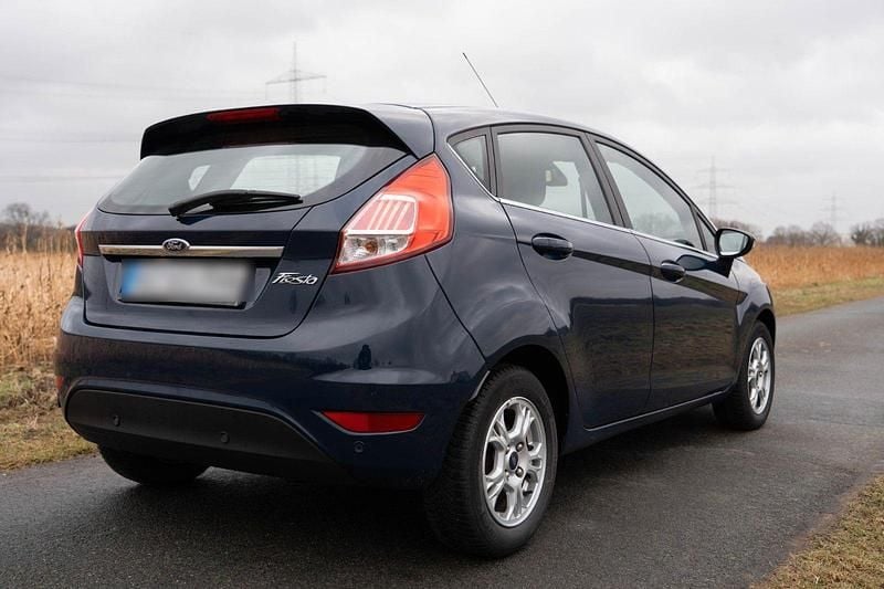 Gebraucht Ford Fiesta Titanium 95 PS (69 kW) 2016 Blau Kleinwagen
