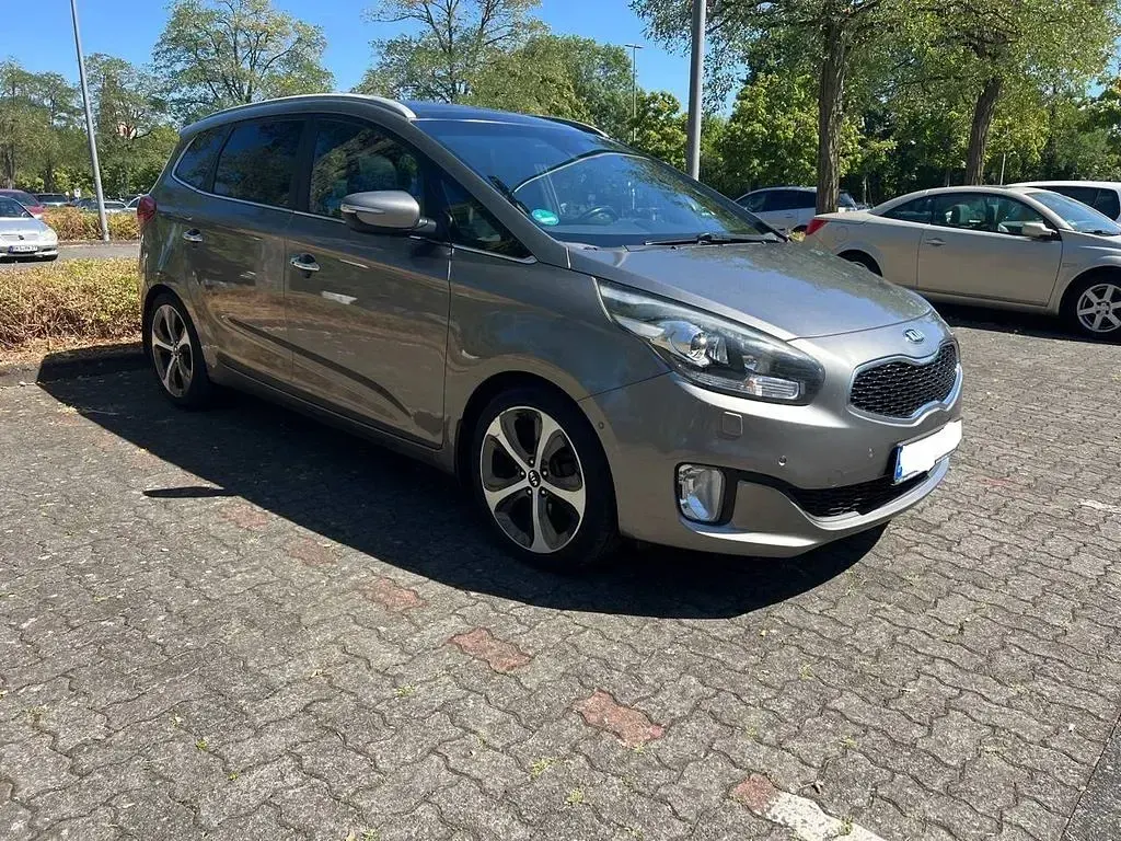 Gebraucht Kia Carens Spirit 141 PS (103 kW) 2016 Silber Van / Kleinbus