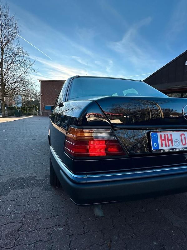 Gebraucht Mercedes 200 75 PS (55 kW) 1993 Blau Limousine