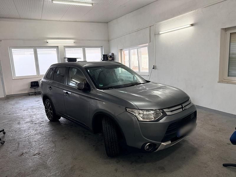 Grau Gebraucht 2015 Mitsubishi Outlander SUV | 8.000 € - Bild 1/4