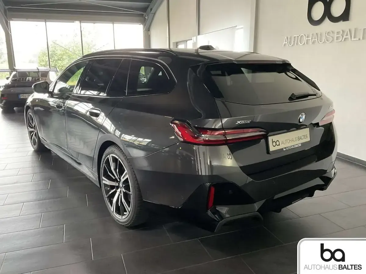 Gebraucht BMW 540 M Sport 303 PS (222 kW) 2024 Sophistograu met. Kombi