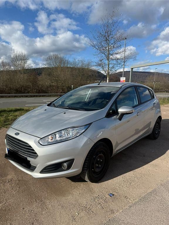 Gebraucht Ford Fiesta 101 PS (74 kW) 2015 Silber Limousine