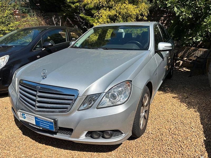 Silber Gebraucht 2011 Mercedes E200 Limousine | 7.999 € (Superpreis) - Bild 1/4