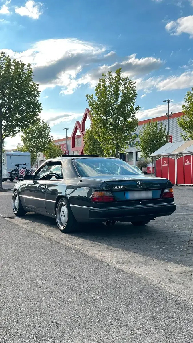 Second-hand Mercedes E300 180 CP (132 kW) 1992 Negru Coupe