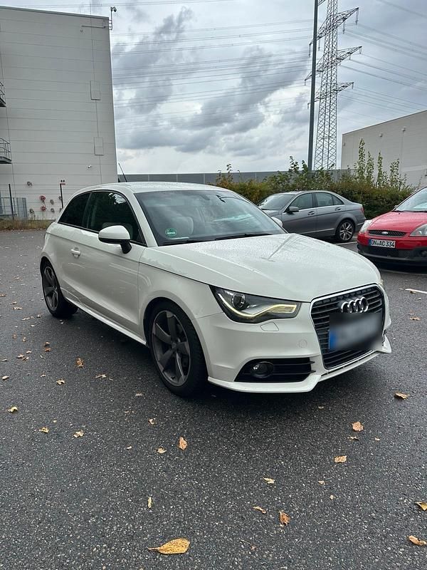 Weiß Gebraucht 2011 Audi A1 Design Kleinwagen | 4.999 € (Superpreis) - Bild 1/4