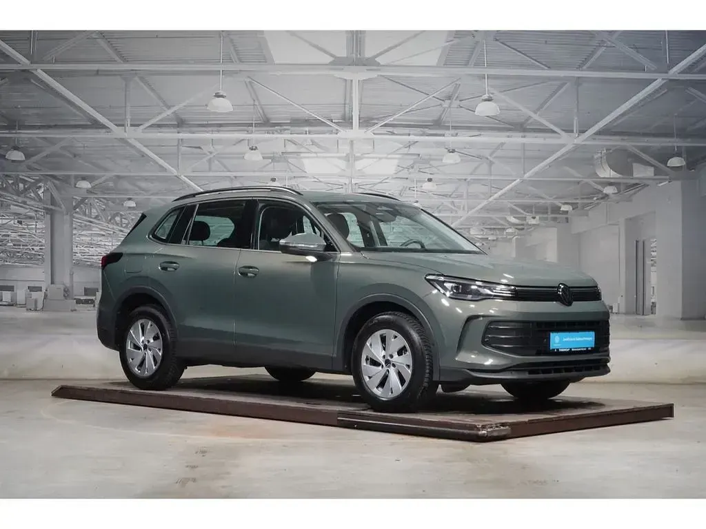 Gebraucht VW Tiguan Basis 150 PS (110 kW) 2025 Cipressinogrün metallic SUV