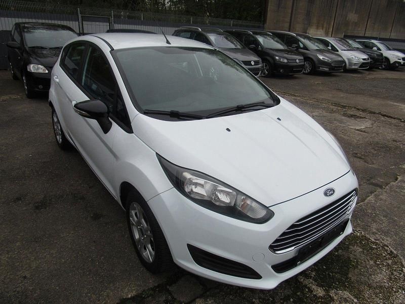 Gebraucht Ford Fiesta 80 PS (58 kW) 2014 Weiß Kleinwagen