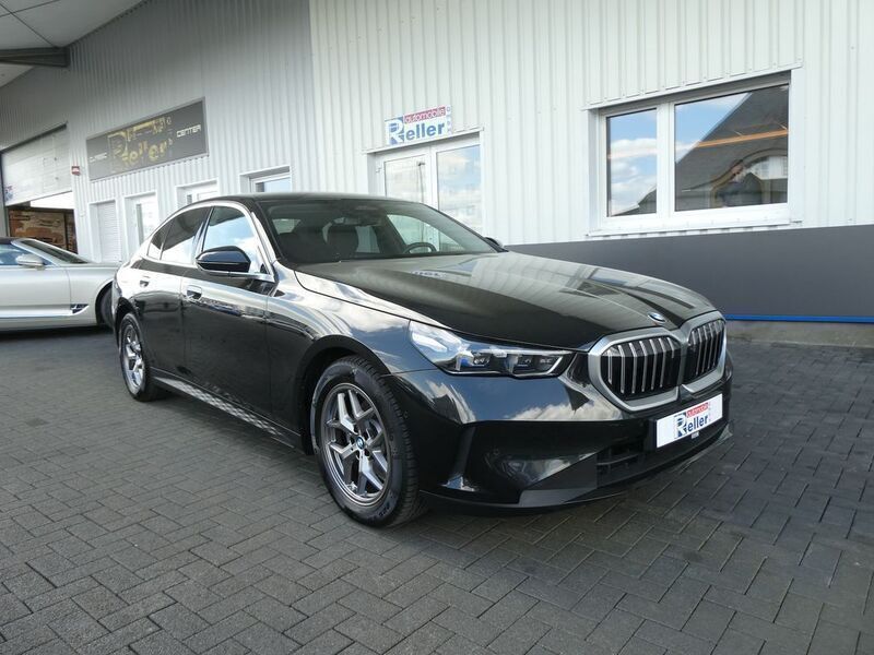 Schwarz Gebraucht 2024 BMW 520 Sport Line Limousine | 44.900 € - Bild 1/4