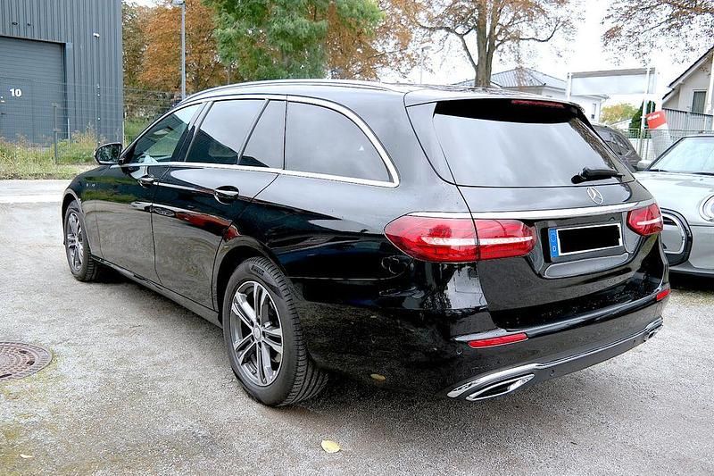 Gebraucht Mercedes E220 200 PS (147 kW) 2023 Schwarz Limousine
