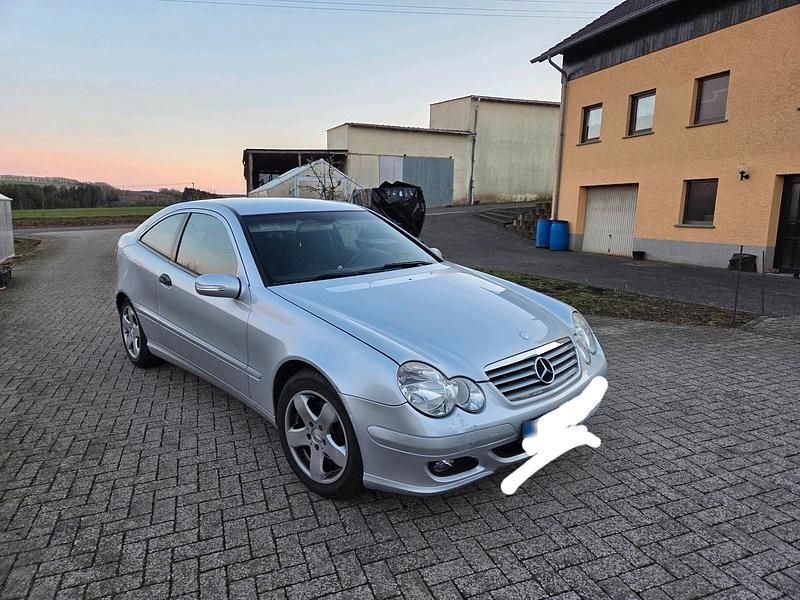 Gebraucht Mercedes 180 143 PS (105 kW) 2004 Silber Limousine