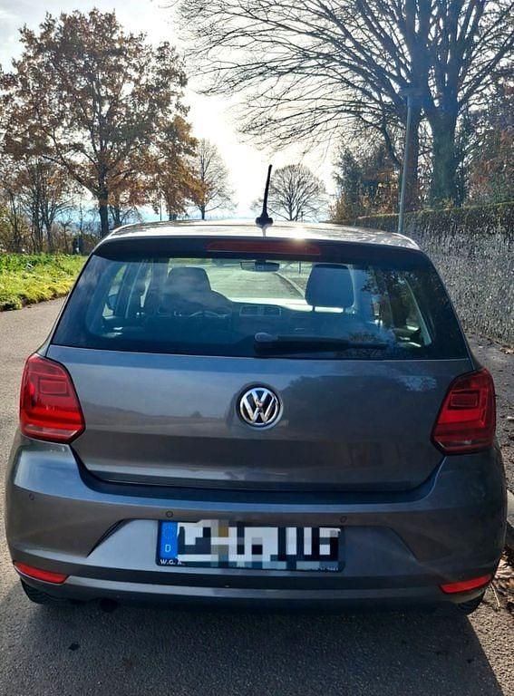 Silber Gebraucht 2015 VW Polo LOUNGE Limousine | 8.300 € - Bild 1/4