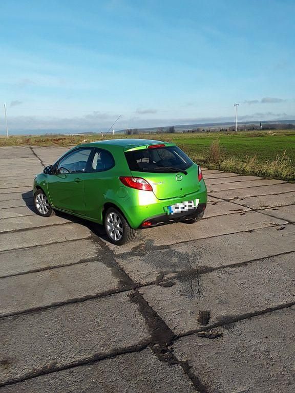 Gebraucht Mazda 2 Active 84 PS (61 kW) 2011 Grün Kleinwagen