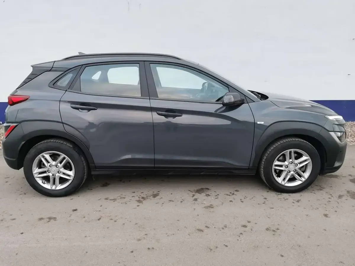 Gebraucht Hyundai Kona Select 120 PS (88 kW) 2023 Ecotronic grey / mic SUV