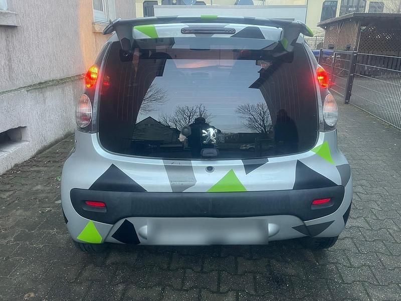 Gebraucht Peugeot 107 68 PS (50 kW) 2011 Silber Kleinwagen