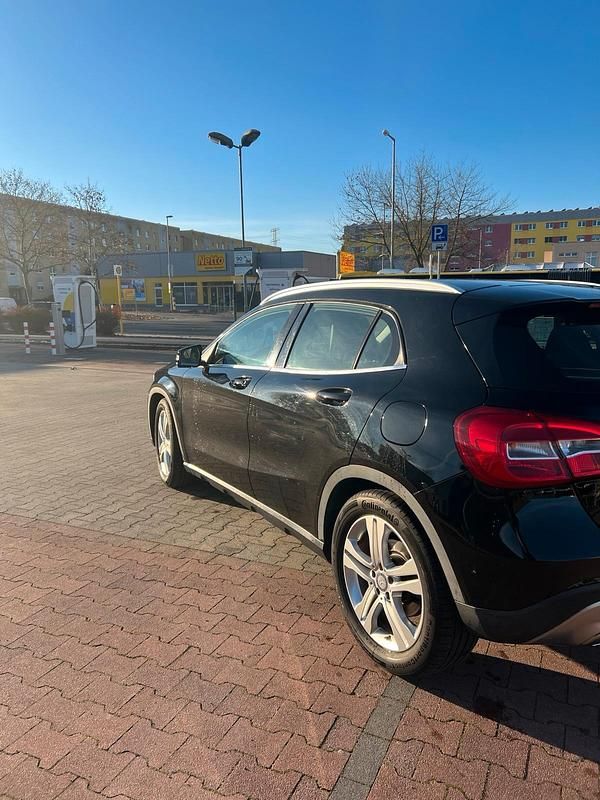 Gebraucht Mercedes GLA220 170 PS (125 kW) 2015 Schwarz SUV