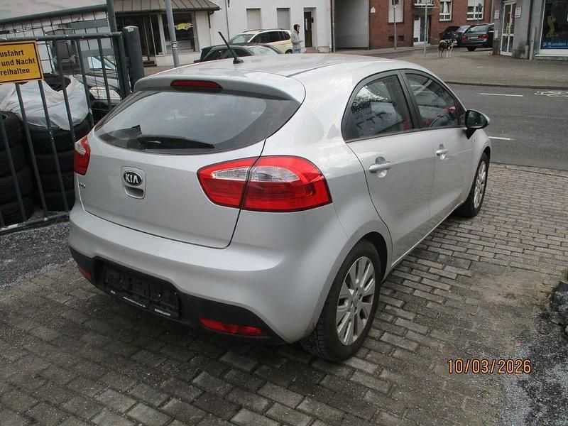 Gebraucht Kia Rio Edition 7 86 PS (63 kW) 2013 Silber Limousine