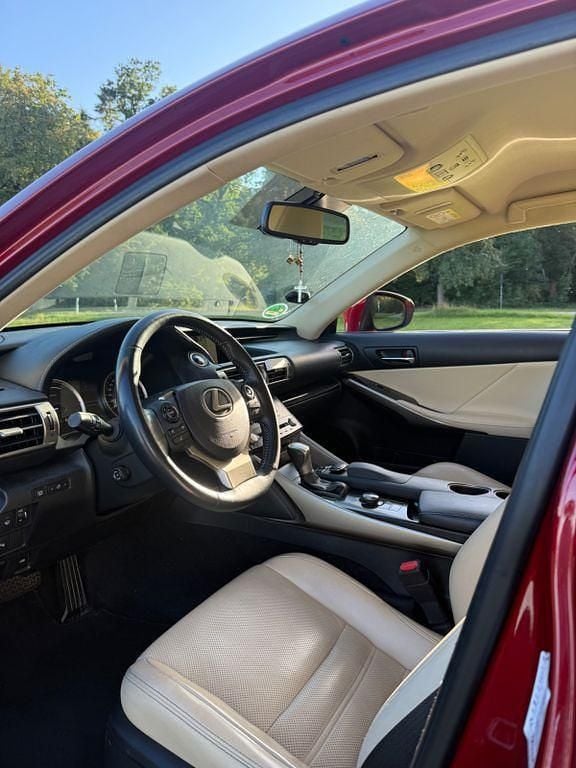 Gebraucht Lexus IS300h Luxury Line 223 PS (164 kW) 2013 Rot Limousine