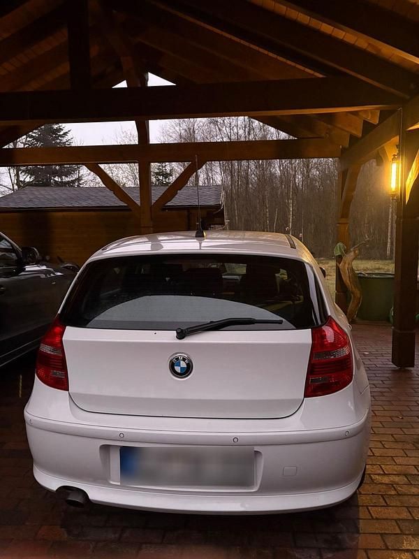 Gebraucht BMW 116 122 PS (89 kW) 2011 Weiß Kleinwagen