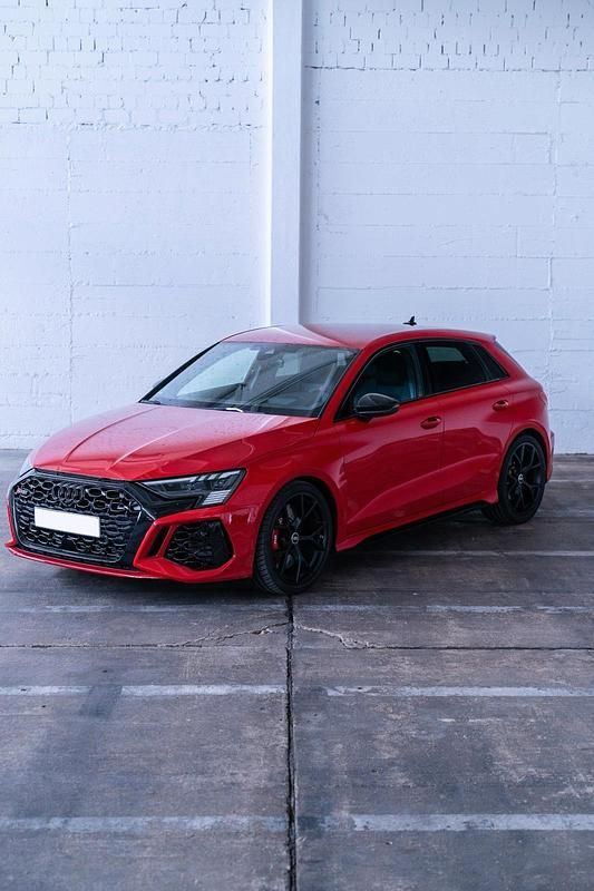Rot Gebraucht 2024 Audi RS3 Sport Limousine | 57.499 € (Superpreis) - Bild 1/4