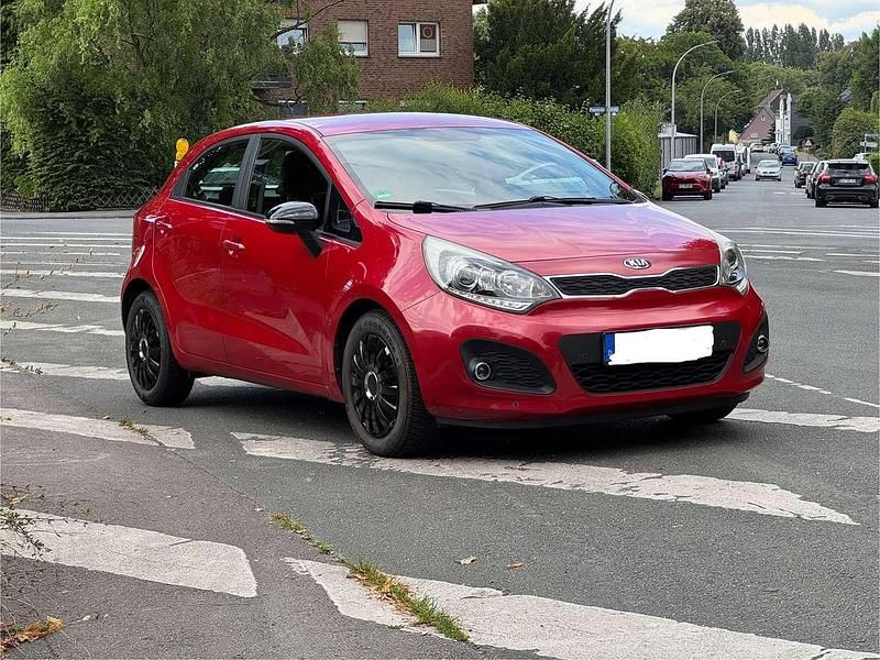 Rot Gebraucht 2012 Kia Rio Spirit Kleinwagen | 6.500 € (Fairer Preis) - Bild 1/4