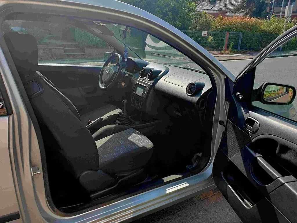 Gebraucht Ford Fiesta Trend 75 PS (55 kW) 2004 Silber Kleinwagen