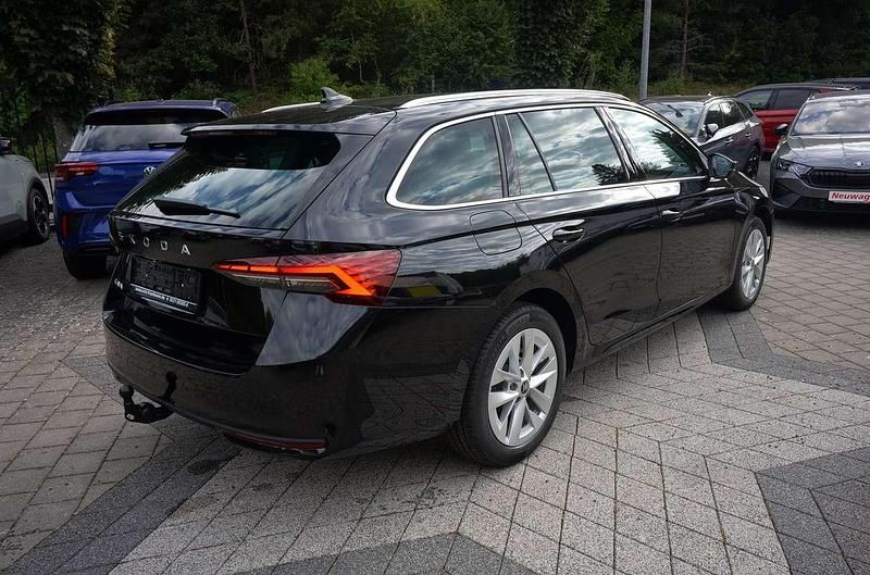 Neu Skoda Octavia 150 PS (110 kW) 2025 Black magic perleffect Kombi