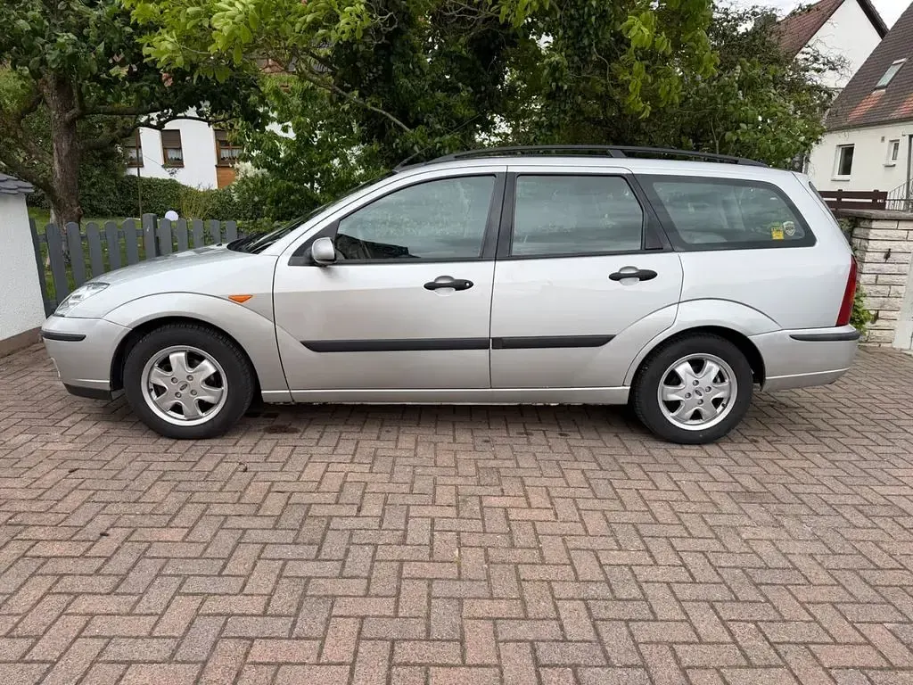 Begagnad Ford Focus 101 HK (74 kW) 2003 Silver Sedan