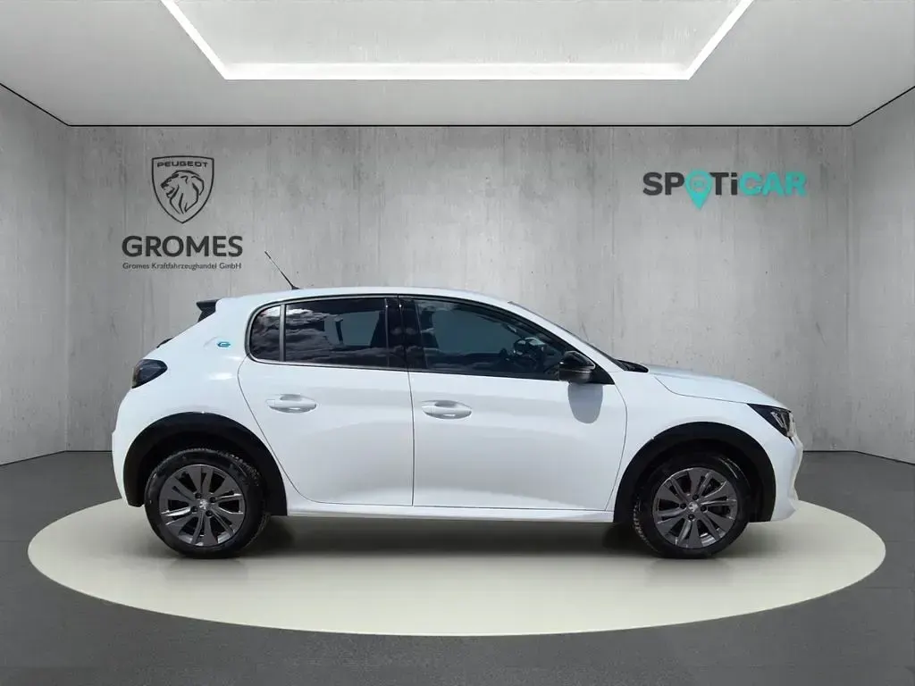 Gebraucht Peugeot e-208 Allure 100 kW (136 PS) 2024 Schneeweiss Kleinwagen