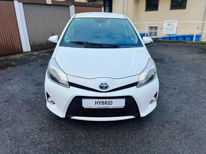 Gebraucht Toyota Yaris Hybrid Edition 75 PS (55 kW) 2014 Super white 2 Kleinwagen