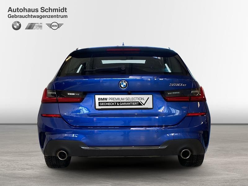 Gebraucht BMW 330e M Sport 292 PS (214 kW) 2022 M portimao blau Kombi