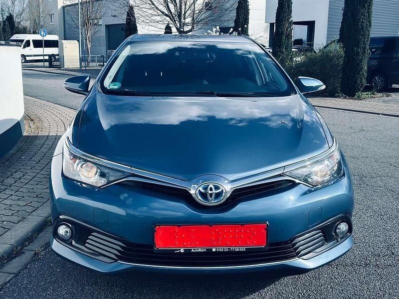 Gebraucht Toyota Auris Hybrid Design 99 PS (72 kW) 2015 Blue metallic Kleinwagen